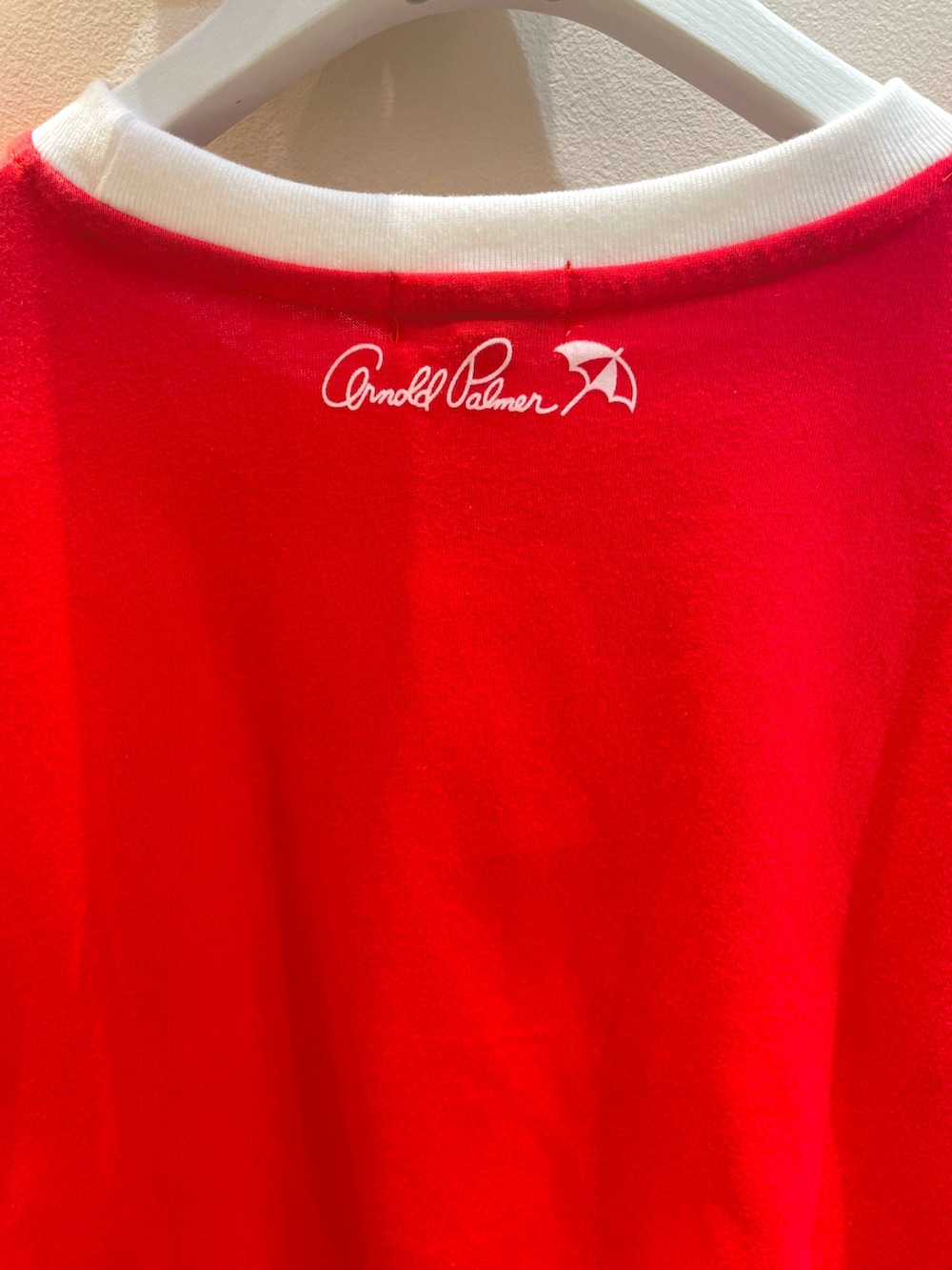 ブラック系のサンダル、レッド系のTシャツ/カットソー、ブラック系のスカートを着用したレディースの夏コーディネートの3枚目の写真