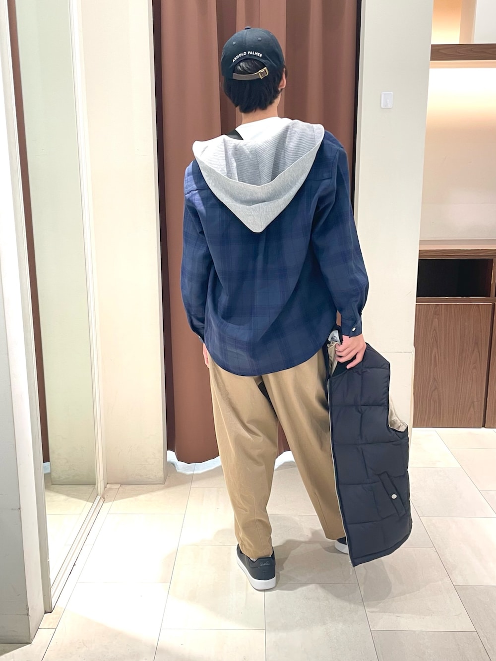 ホワイト系のTシャツ/カットソー、ベージュ系のボディバッグ/ウエストポーチ、ブルー系のシャツ/ブラウスを着用したメンズの秋コーディネートの4枚目の写真