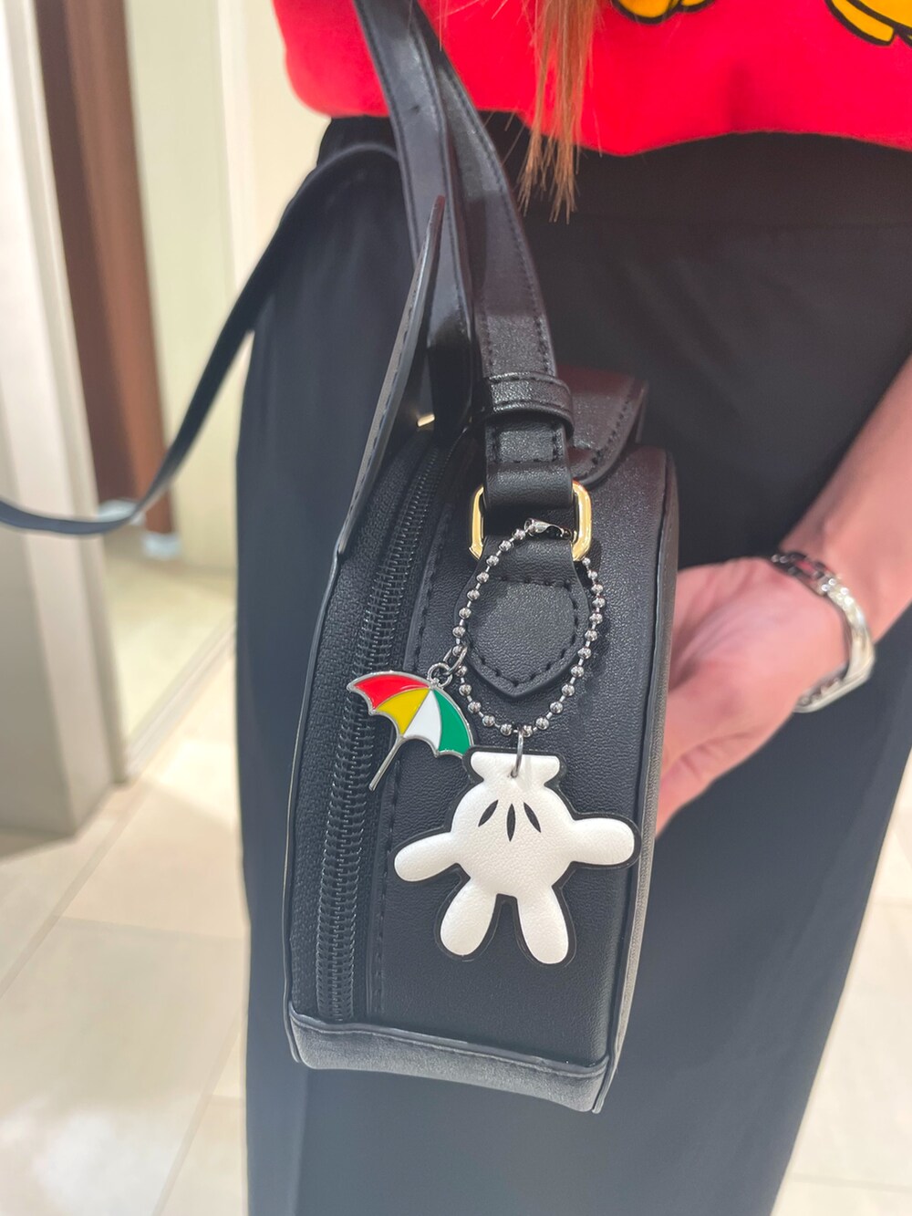 ブラック系のサンダル、レッド系のTシャツ/カットソー、ブラック系のスカートを着用したレディースの夏コーディネートの4枚目の写真