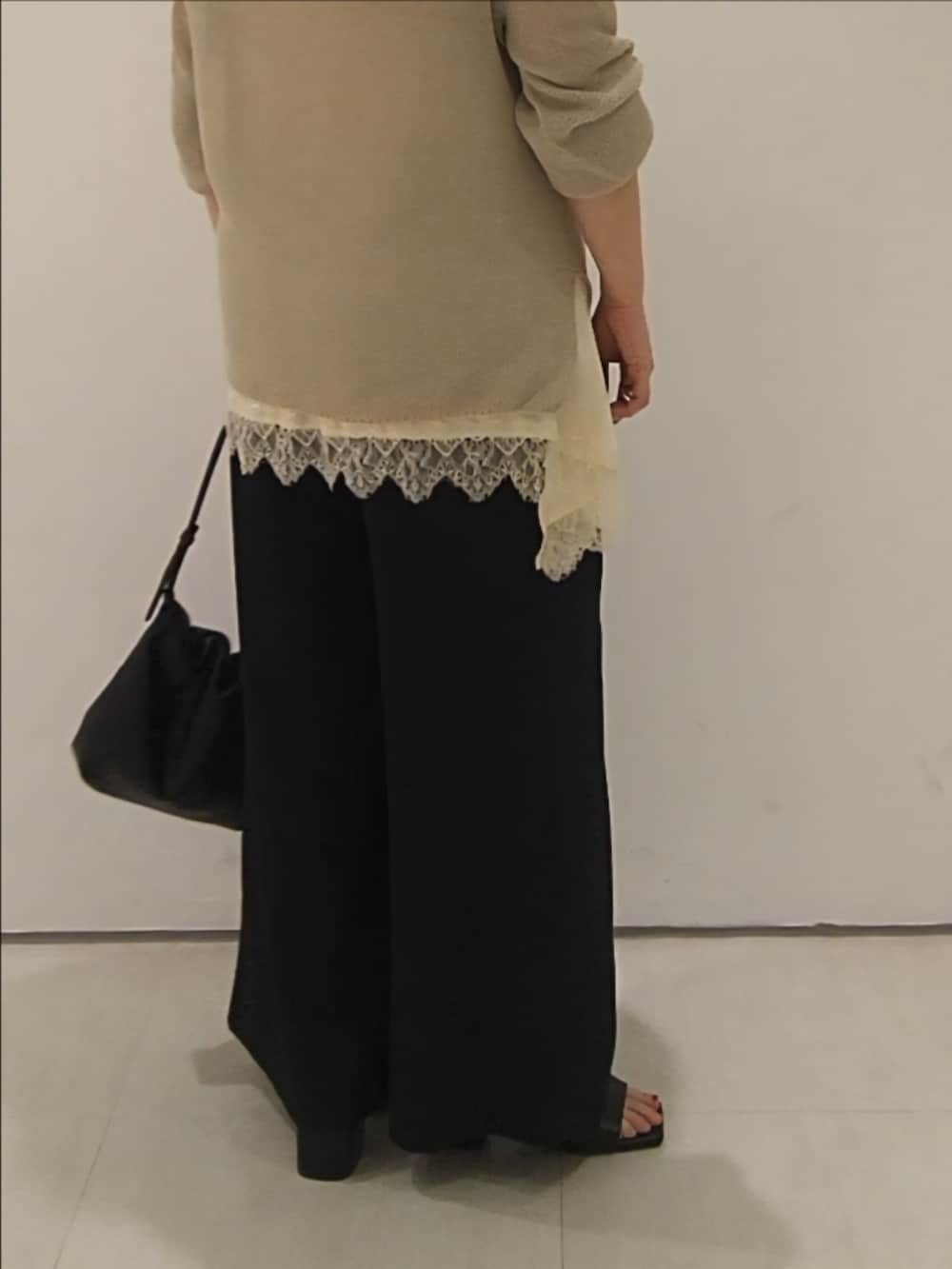 ベージュ系のニット/セーター、ホワイト系のキャミソール、ブラック系のその他パンツを着用したレディースの夏コーディネートの3枚目の写真