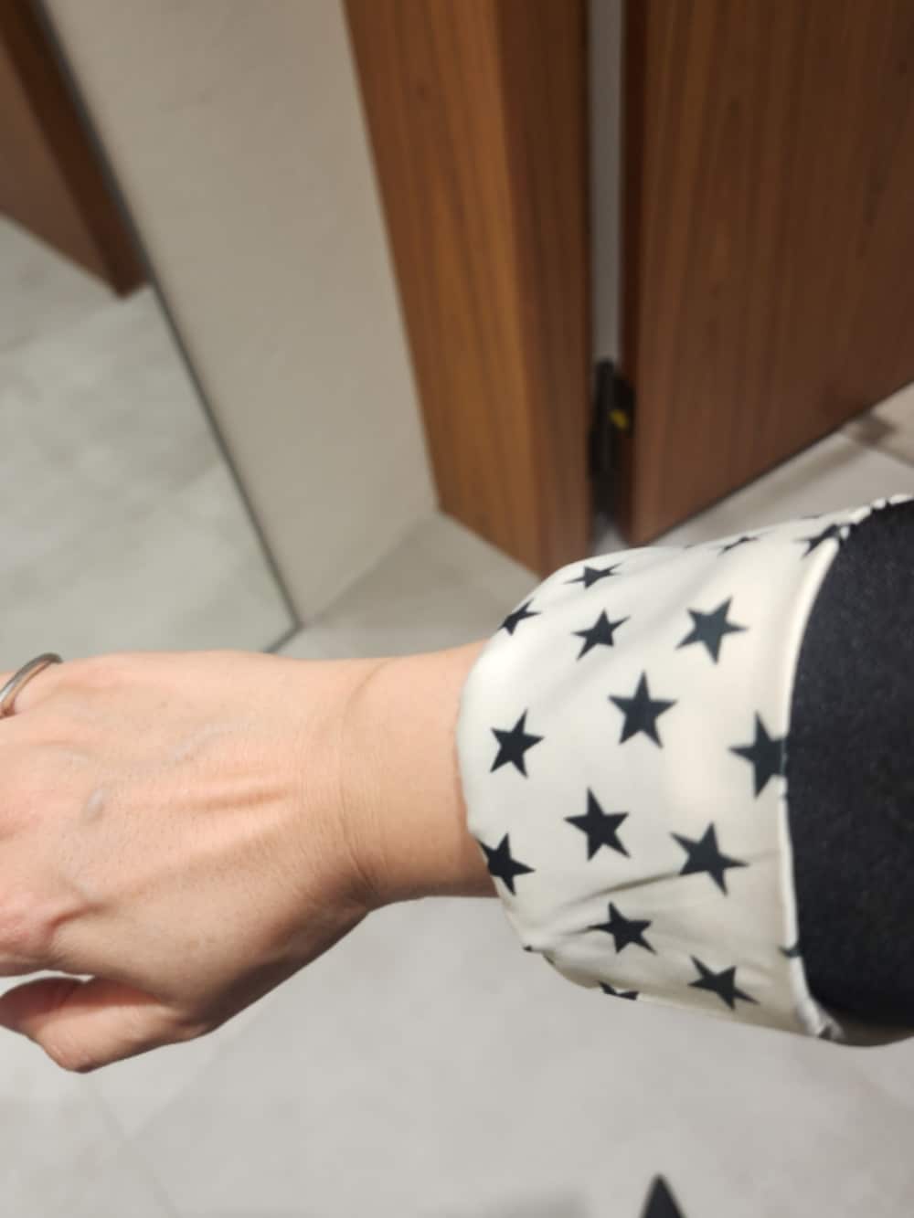 ブラック系のテーラードジャケット、ブルー系のデニムパンツ、ブラック系のパンプスを着用したレディースの秋コーディネートの4枚目の写真