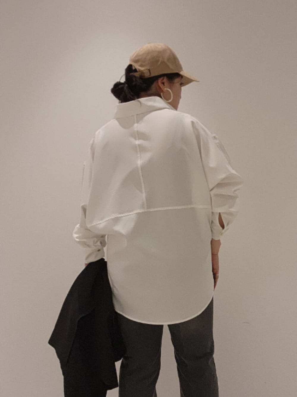 ブラック系のベスト、ホワイト系のシャツ/ブラウス、ブラック系のデニムパンツを着用したレディースの秋コーディネートの5枚目の写真