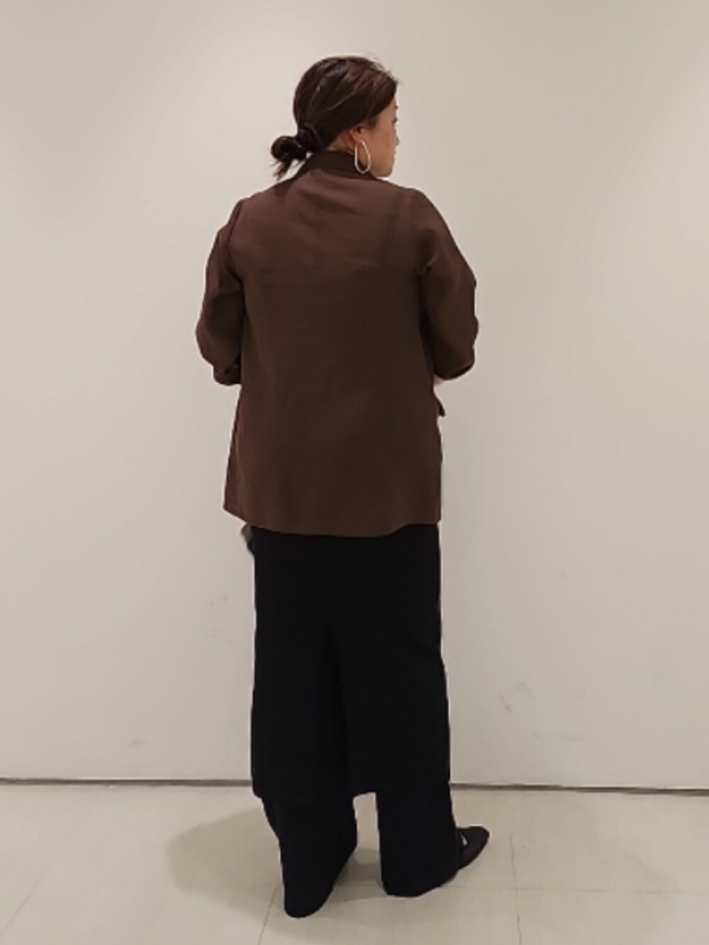 ブラウン系のテーラードジャケット、ブラック系のワンピース、ブラック系のその他パンツを着用したレディースの夏コーディネートの3枚目の写真