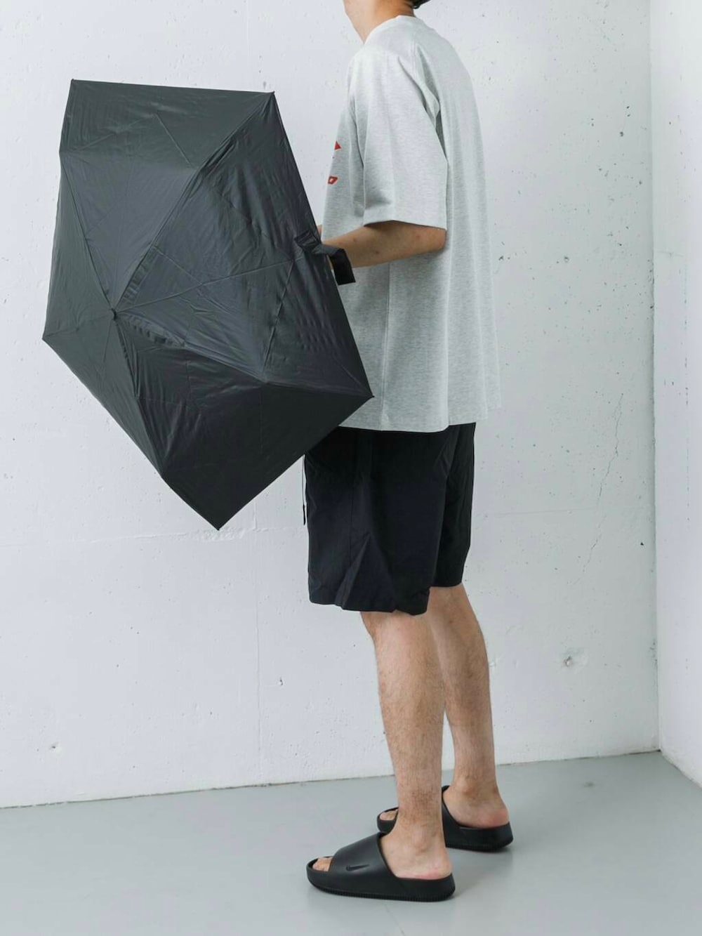 ブラック系のその他パンツ、ブラック系のサンダル、グレー系のTシャツ/カットソーを着用したメンズの夏コーディネートの2枚目の写真