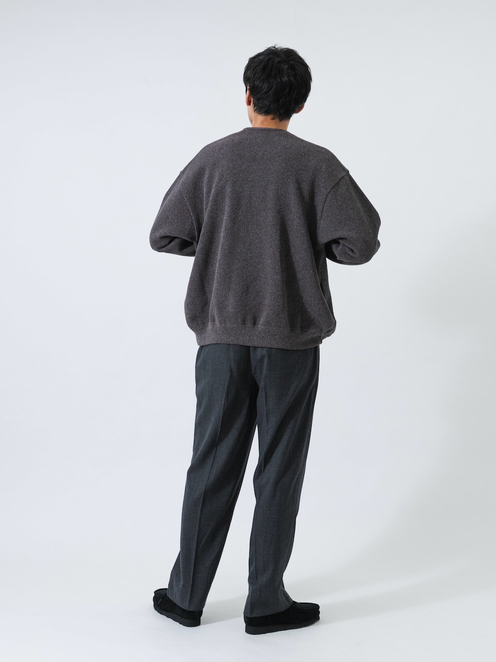ブラック系のその他シューズ、ブラウン系のカーディガン/ボレロ、ブラック系のTシャツ/カットソーを着用したメンズの秋コーディネートの5枚目の写真
