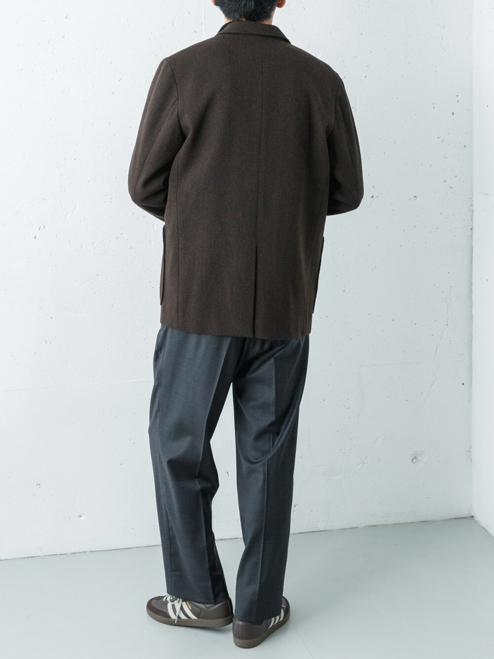 グレー系のその他パンツ、ブラウン系のスニーカー、ブラック系のニット/セーターを着用したメンズの秋コーディネートの5枚目の写真