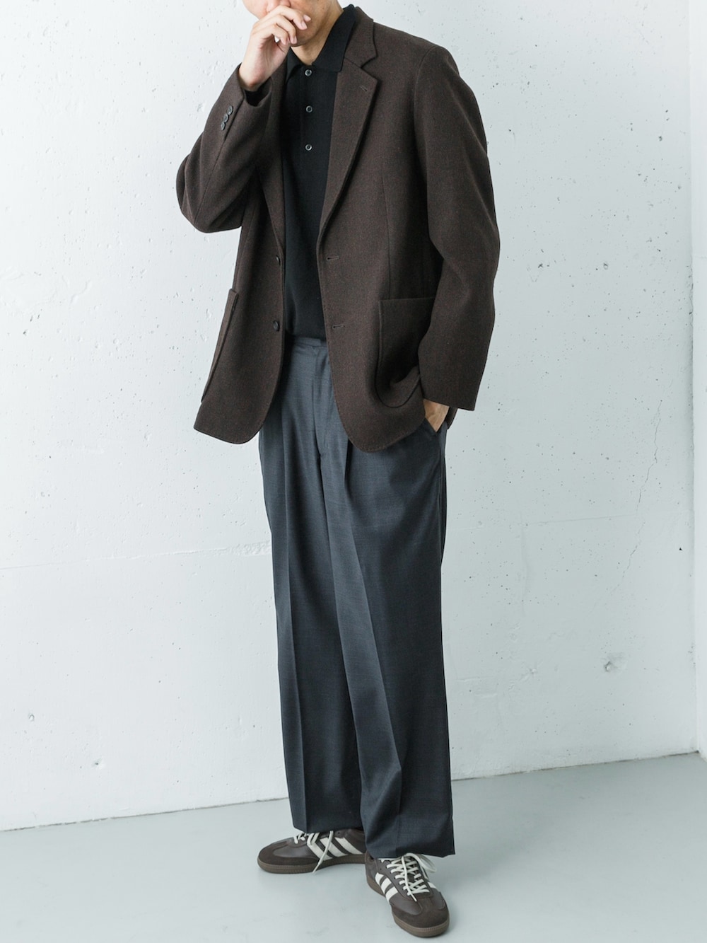 グレー系のその他パンツ、ブラウン系のスニーカー、ブラック系のニット/セーターを着用したメンズの秋コーディネートの2枚目の写真