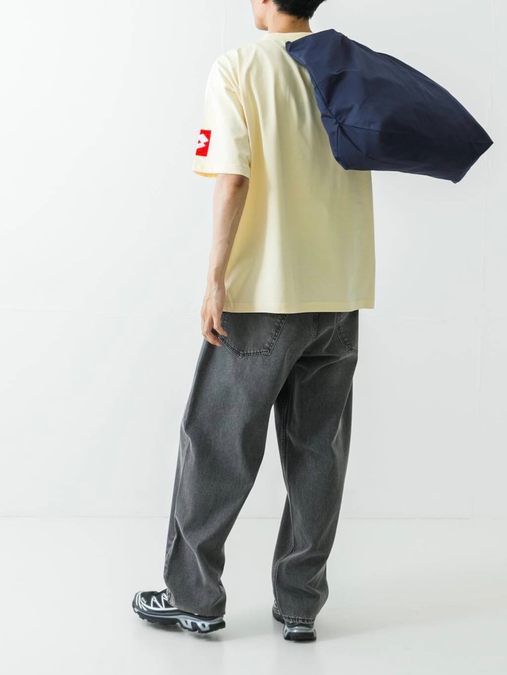 「夏コーデ、デートコーデ、スポーツミックス、淡色コーデ、デニム、スニーカー、Tシャツ、デニムコーデ、初夏コーデ、休日コーデ、夏だ！Tシャツ着よう！、オトナカジュアル、カジュアルスタイル、今日のコーデ」｜「SALOMONのSALOMON　XT-6 GTX（スニーカー、ブラック系）」を使った、カワバタさん（メンズ・185cm）の夏コーディネートの5枚目の写真