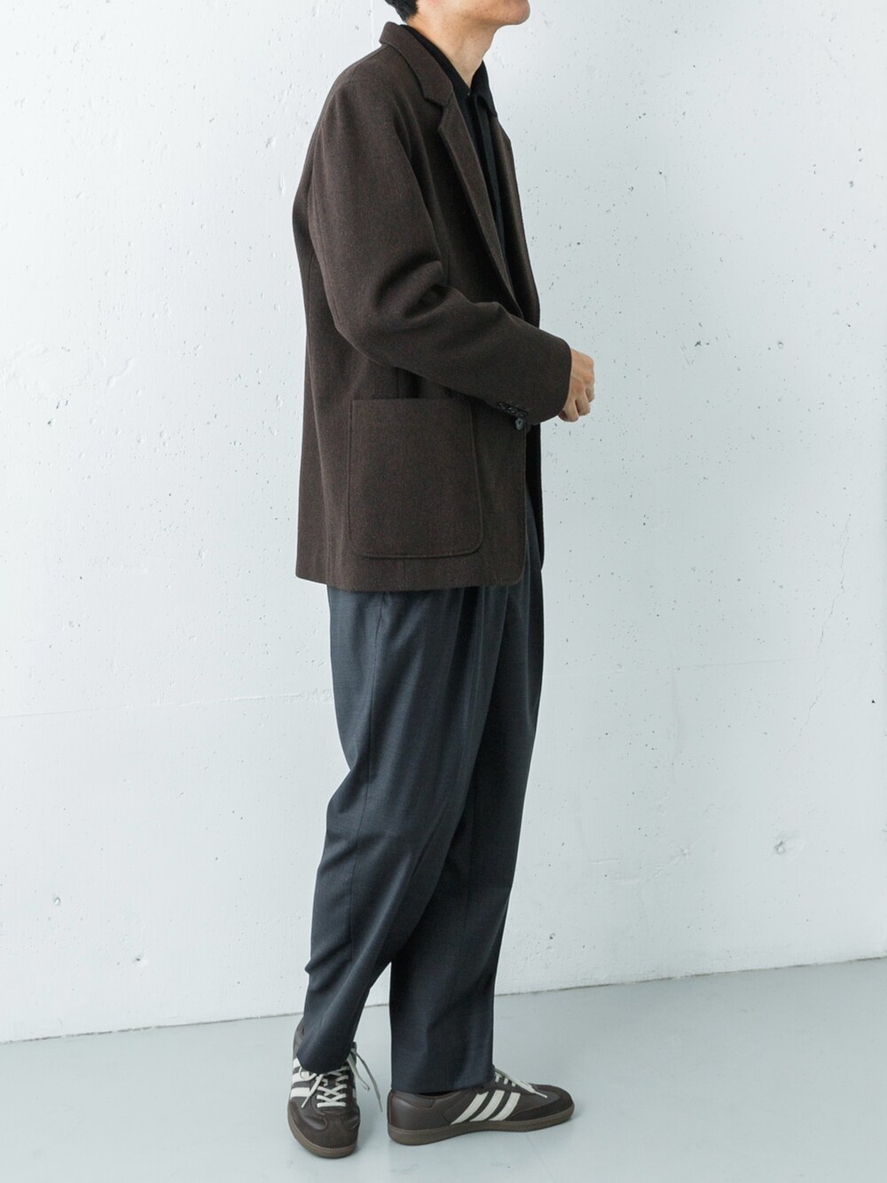 グレー系のその他パンツ、ブラウン系のスニーカー、ブラック系のニット/セーターを着用したメンズの秋コーディネートの4枚目の写真