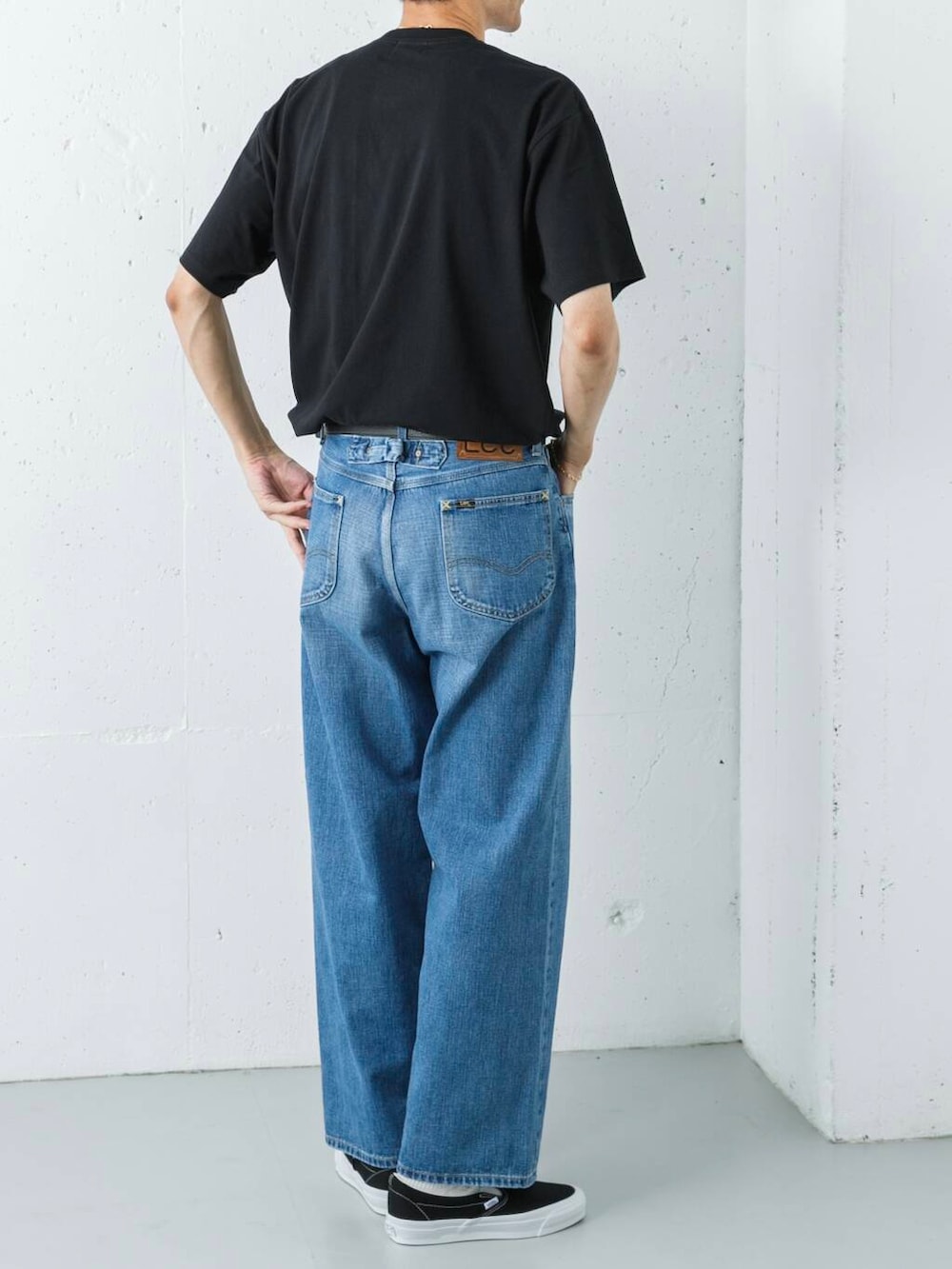 「Leeの『別注』Lee101×URBAN RESEARCH　COWBOYPANTS（デニムパンツ、ブルー系）」を使った、カワバタさん（メンズ・185cm）の夏コーディネートの4枚目の写真