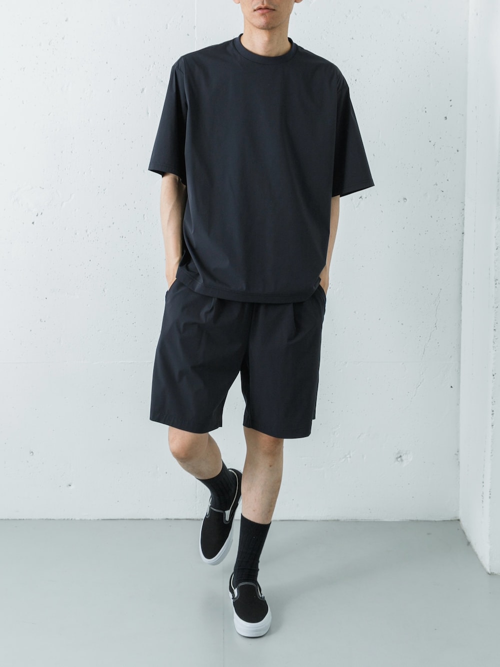 ブラック系のスニーカー、ブラック系のその他パンツ、ブラック系のTシャツ/カットソーを着用したメンズの夏コーディネートの2枚目の写真
