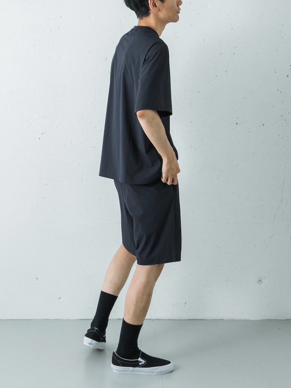 ブラック系のスニーカー、ブラック系のその他パンツ、ブラック系のTシャツ/カットソーを着用したメンズの夏コーディネートの5枚目の写真