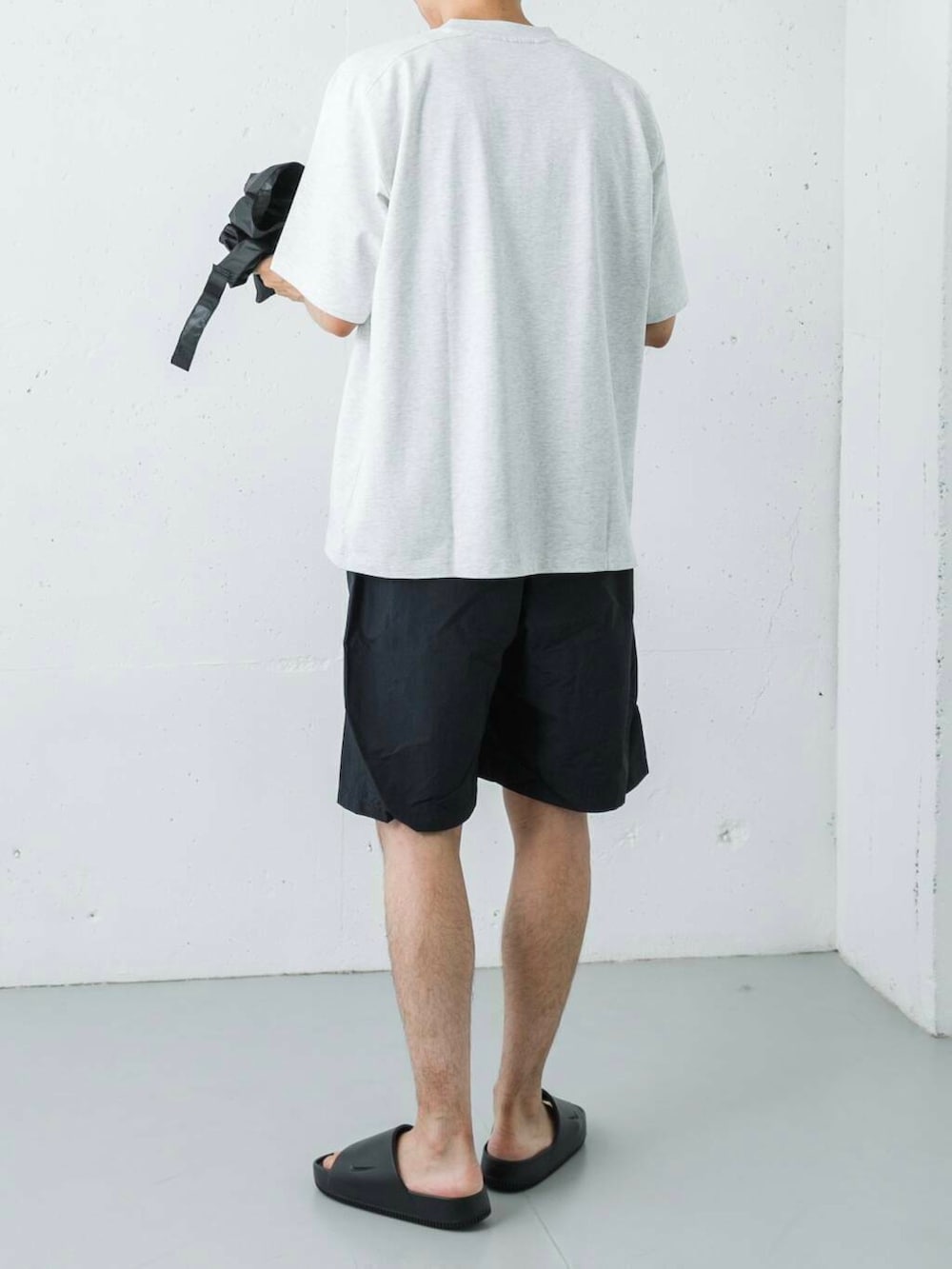 ブラック系のその他パンツ、ブラック系のサンダル、グレー系のTシャツ/カットソーを着用したメンズの夏コーディネートの4枚目の写真