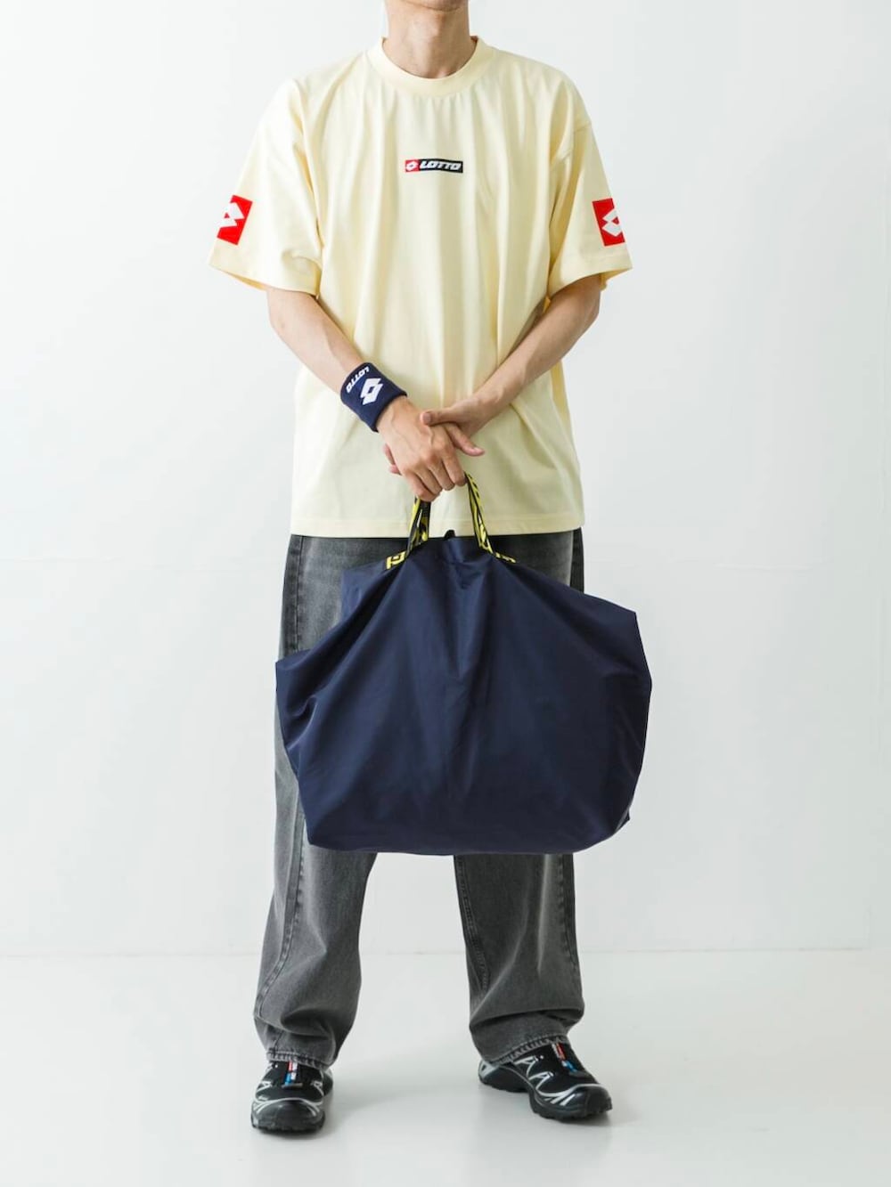 「夏コーデ、デートコーデ、スポーツミックス、淡色コーデ、デニム、スニーカー、Tシャツ、デニムコーデ、初夏コーデ、休日コーデ、夏だ！Tシャツ着よう！、オトナカジュアル、カジュアルスタイル、今日のコーデ」｜「SALOMONのSALOMON　XT-6 GTX（スニーカー、ブラック系）」を使った、カワバタさん（メンズ・185cm）の夏コーディネートの2枚目の写真
