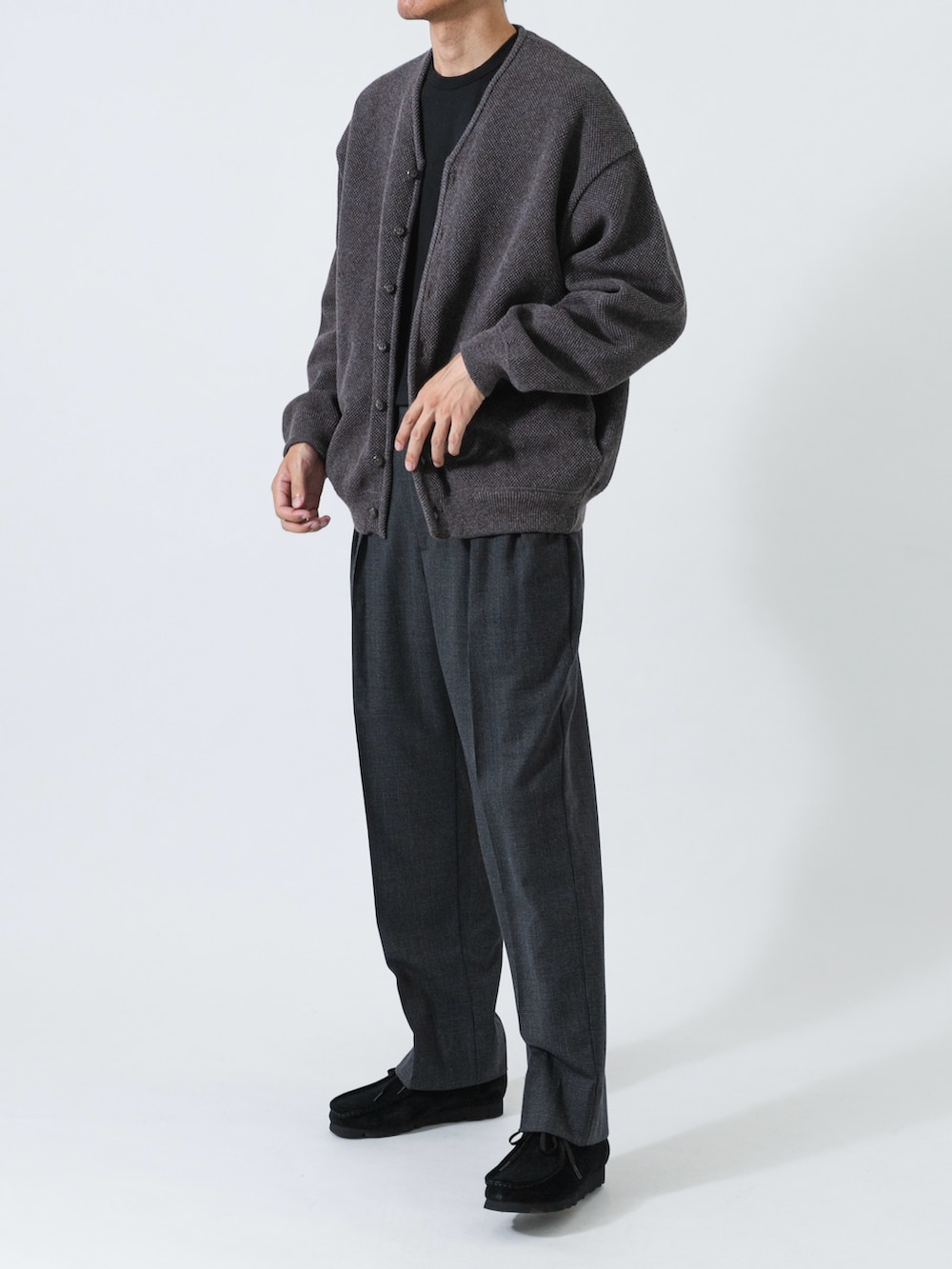 ブラック系のその他シューズ、ブラウン系のカーディガン/ボレロ、ブラック系のTシャツ/カットソーを着用したメンズの秋コーディネートの2枚目の写真
