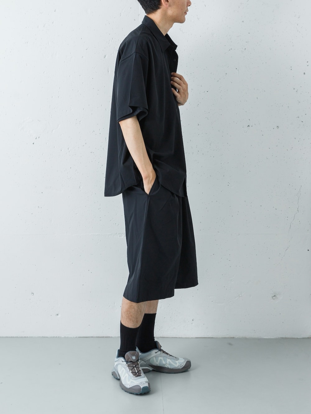 シルバー系のスニーカー、ブラック系のその他パンツ、ブラック系のシャツ/ブラウスを着用したメンズの春コーディネートの5枚目の写真