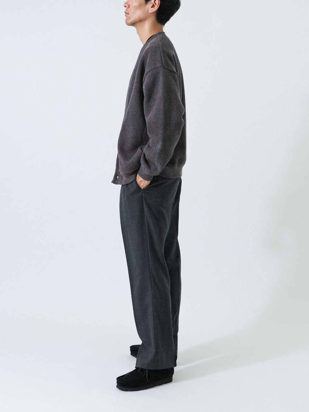 ブラック系のその他シューズ、ブラウン系のカーディガン/ボレロ、ブラック系のTシャツ/カットソーを着用したメンズの秋コーディネートの3枚目の写真