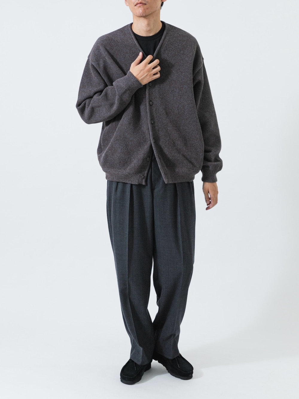 ブラック系のその他シューズ、ブラウン系のカーディガン/ボレロ、ブラック系のTシャツ/カットソーを着用したメンズの秋コーディネートの6枚目の写真
