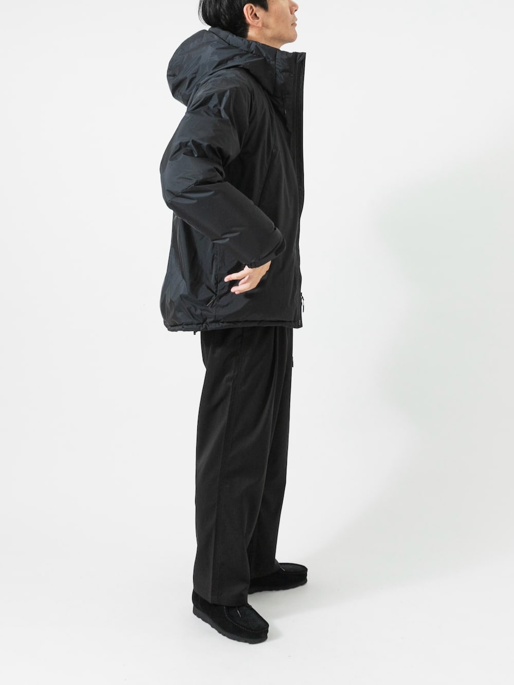 ブラック系のその他シューズ、ブラック系のニット/セーター、ブラック系のその他パンツを着用したメンズの秋コーディネートの5枚目の写真