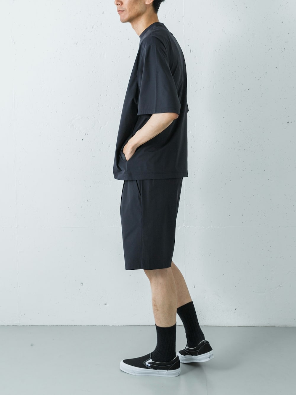 ブラック系のスニーカー、ブラック系のその他パンツ、ブラック系のTシャツ/カットソーを着用したメンズの夏コーディネートの4枚目の写真