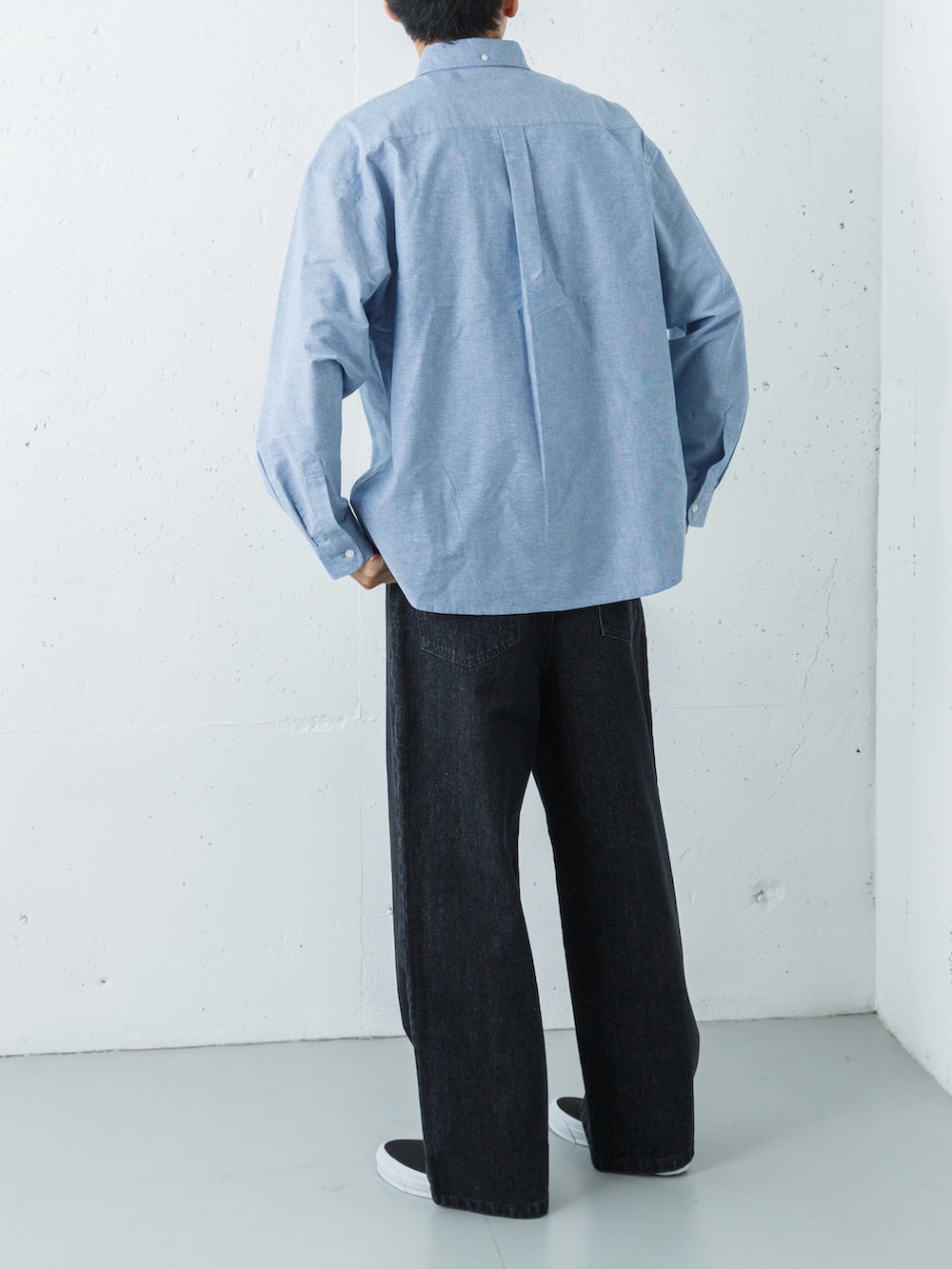 「オフィスカジュアル、秋服準備はじめました、シャツスタイル、きれいめカジュアル、スニーカー、シンプルコーデ、お出かけコーデ、秋コーデ、即着シャツコーデ、オトナカジュアル、デニムコーデ、メンズファッション、カジュアルスタイル、大人カジュアル」｜「URBAN RESEARCH Sonny Labelの抗菌オックスボタンダウンオーバーシャツ（シャツ/ブラウス、ブルー系）」を使った、カワバタさん（メンズ・185cm）の秋コーディネートの5枚目の写真
