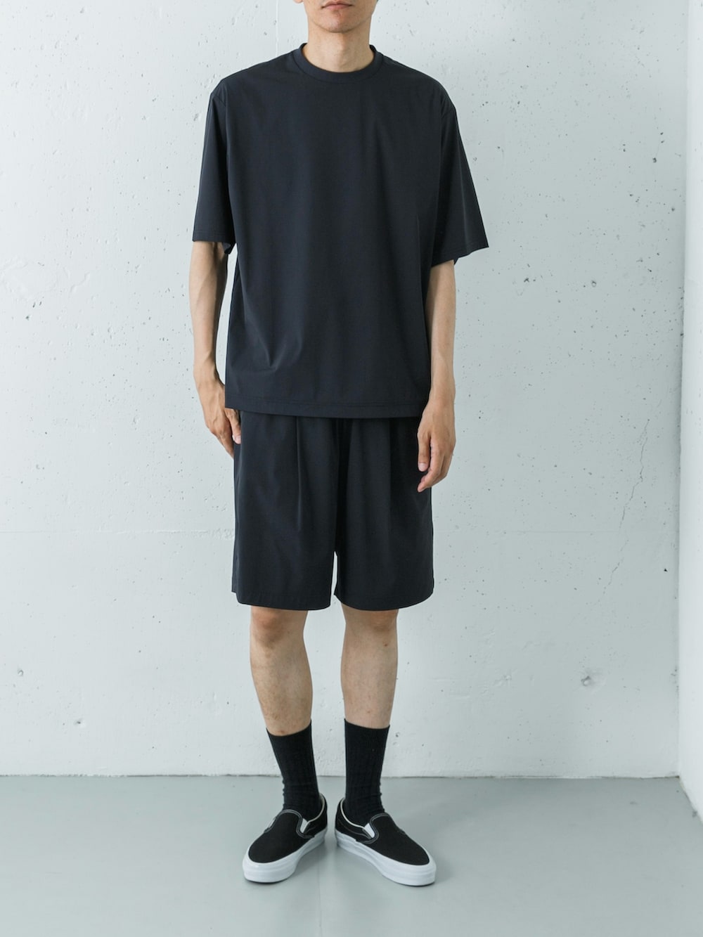 ブラック系のスニーカー、ブラック系のその他パンツ、ブラック系のTシャツ/カットソーを着用したメンズの夏コーディネートの3枚目の写真