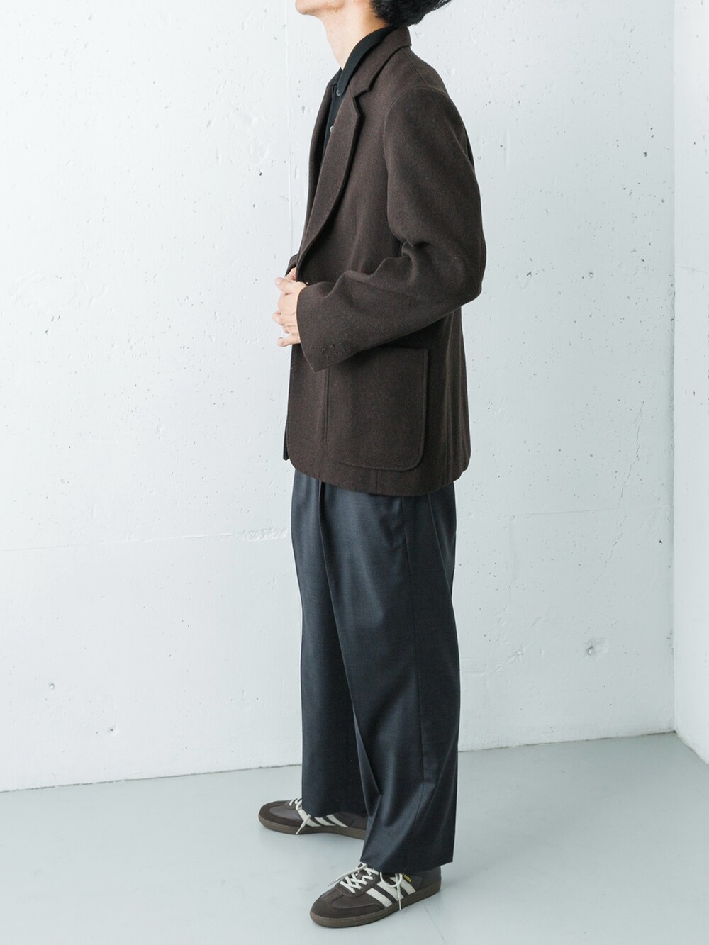 グレー系のその他パンツ、ブラウン系のスニーカー、ブラック系のニット/セーターを着用したメンズの秋コーディネートの3枚目の写真