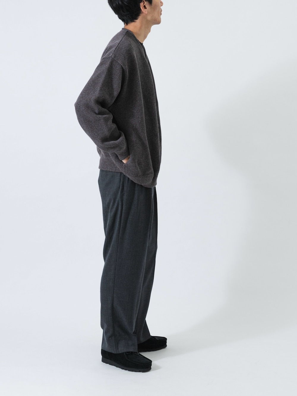 ブラック系のその他シューズ、ブラウン系のカーディガン/ボレロ、ブラック系のTシャツ/カットソーを着用したメンズの秋コーディネートの4枚目の写真