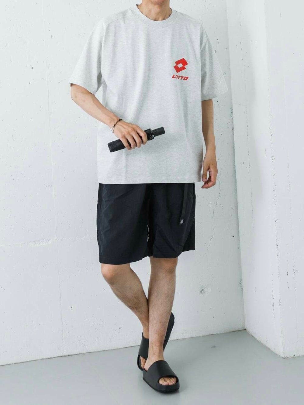 ブラック系のその他パンツ、ブラック系のサンダル、グレー系のTシャツ/カットソーを着用したメンズの夏コーディネートの3枚目の写真