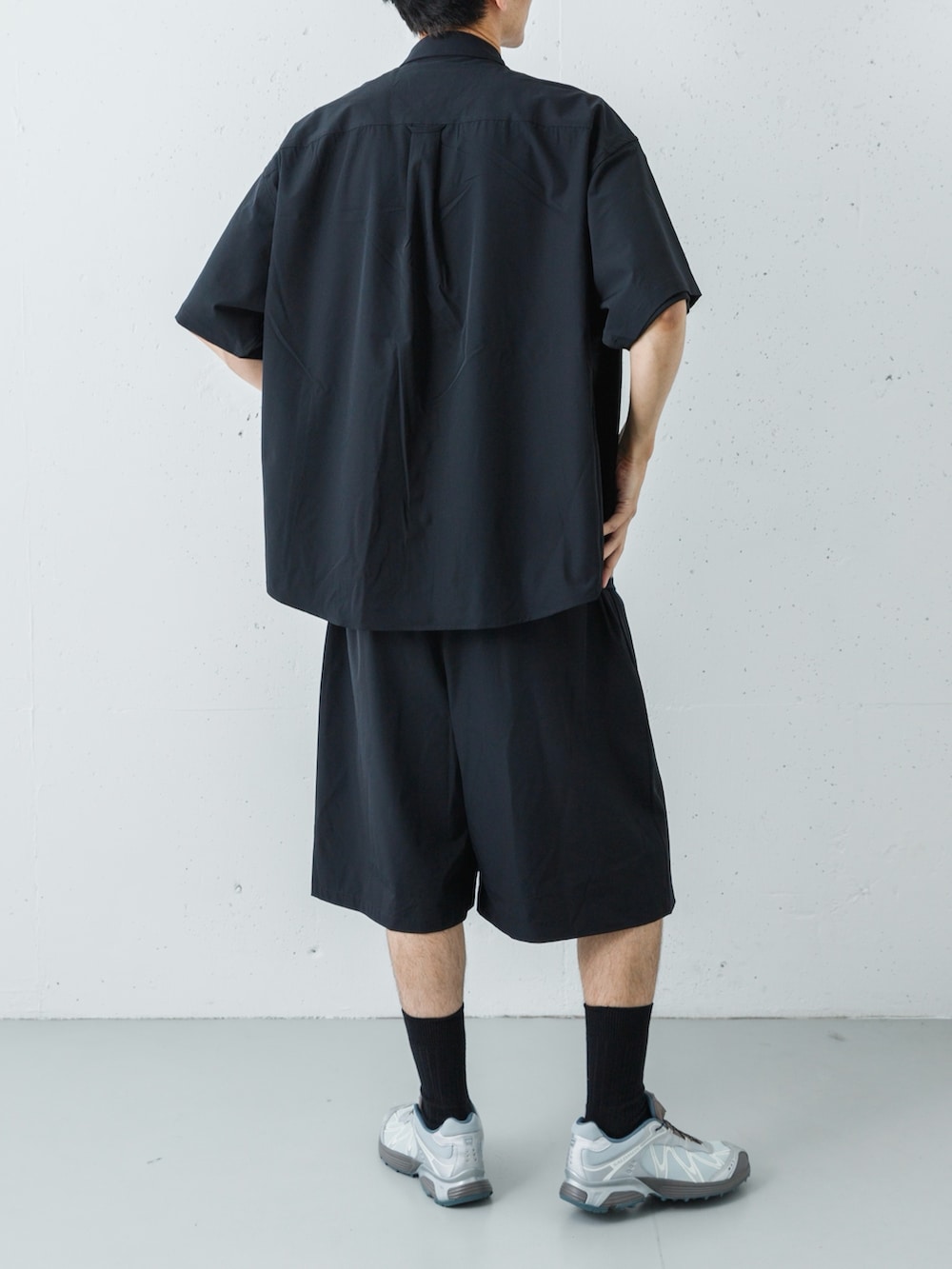 シルバー系のスニーカー、ブラック系のその他パンツ、ブラック系のシャツ/ブラウスを着用したメンズの春コーディネートの6枚目の写真