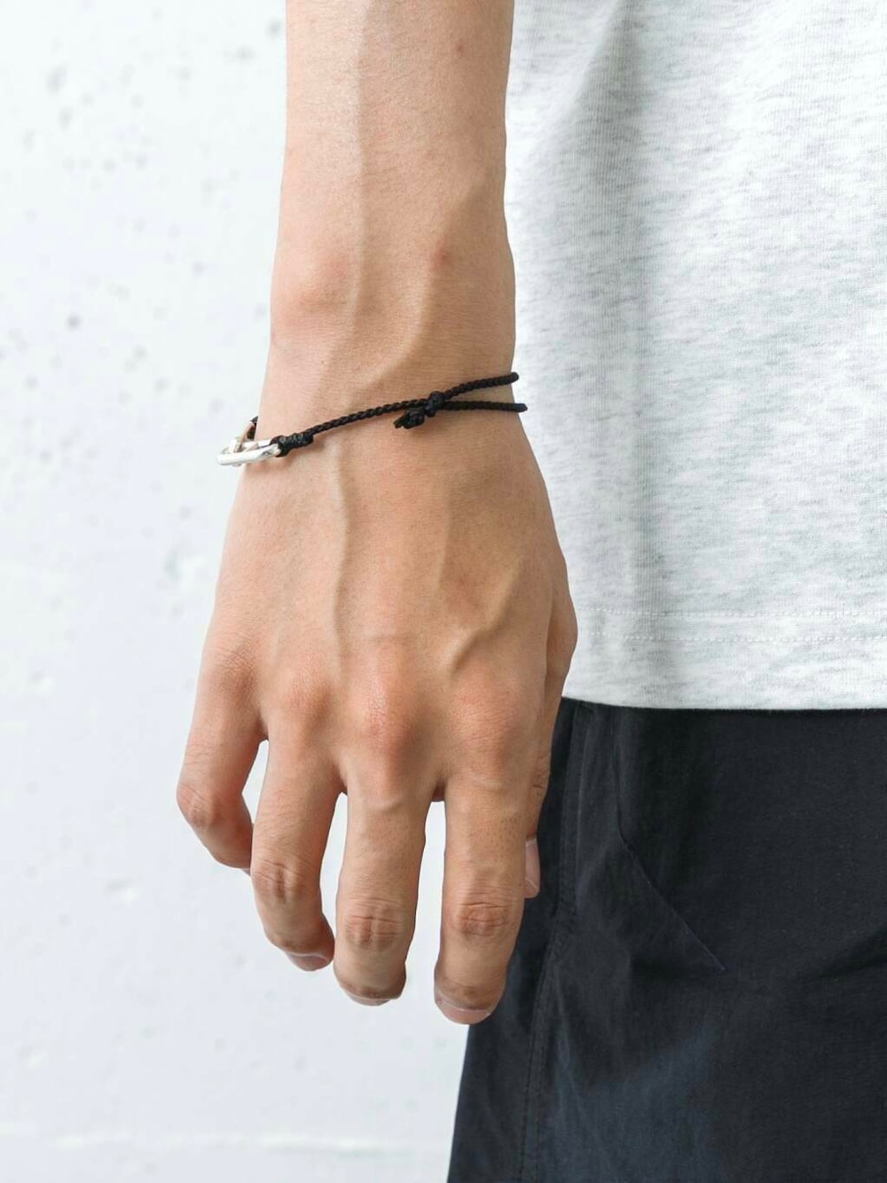 ブラック系のその他パンツ、ブラック系のサンダル、グレー系のTシャツ/カットソーを着用したメンズの夏コーディネートの5枚目の写真