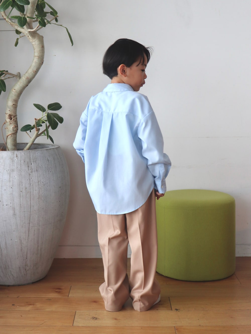 ベージュ系のチノパンツ、ブルー系のシャツ/ブラウスを着用したキッズの秋コーディネートの2枚目の写真