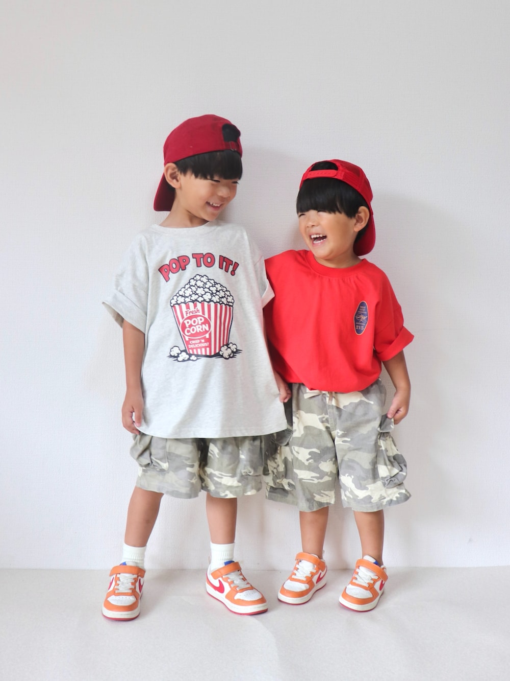 ベージュ系のTシャツ/カットソー、その他のその他パンツ、レッド系のTシャツ/カットソーを着用したキッズの秋コーディネートの2枚目の写真