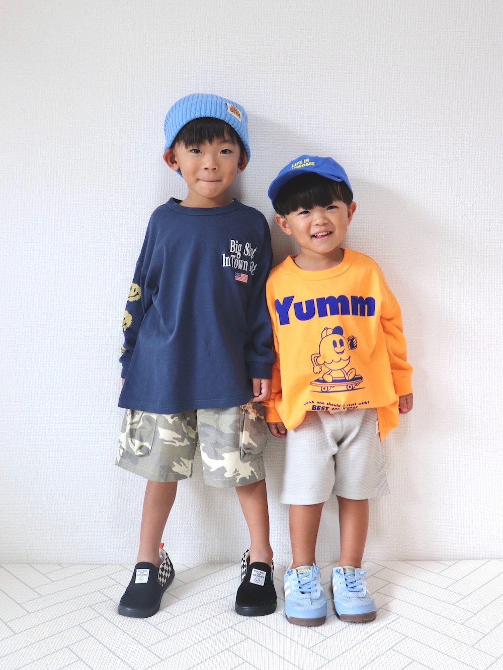 オレンジ系のTシャツ/カットソー、グレー系のスウェットパンツ、ブルー系のスニーカーを着用したキッズの冬コーディネートの2枚目の写真