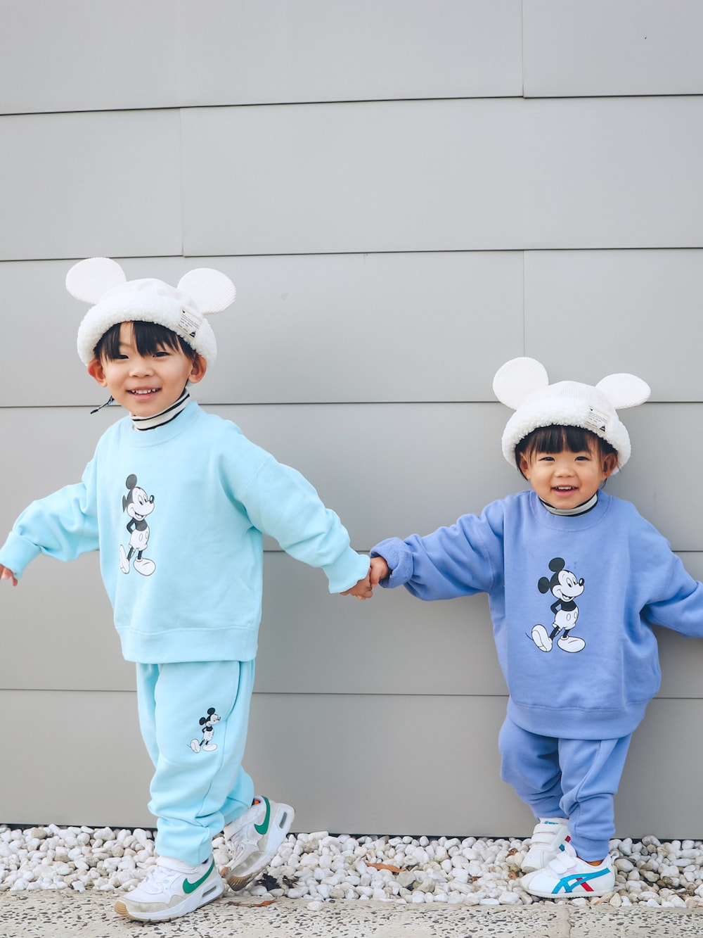 ホワイト系のスニーカー、パープル系のスウェット、ブルー系のスウェットを着用したキッズの秋コーディネートの2枚目の写真