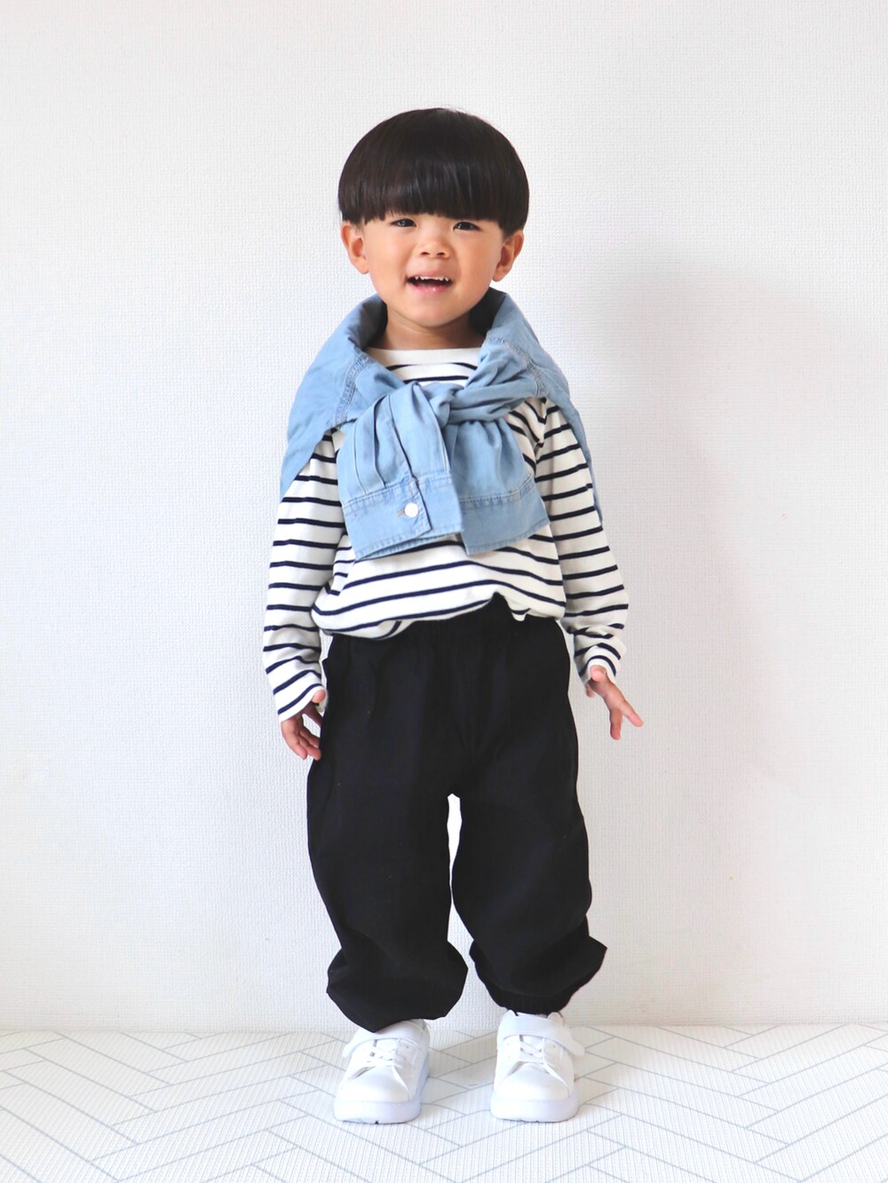 ブラック系のパンツ、ブルー系のシャツ/ブラウス、ホワイト系のTシャツ/カットソーを着用したキッズの冬コーディネートの2枚目の写真