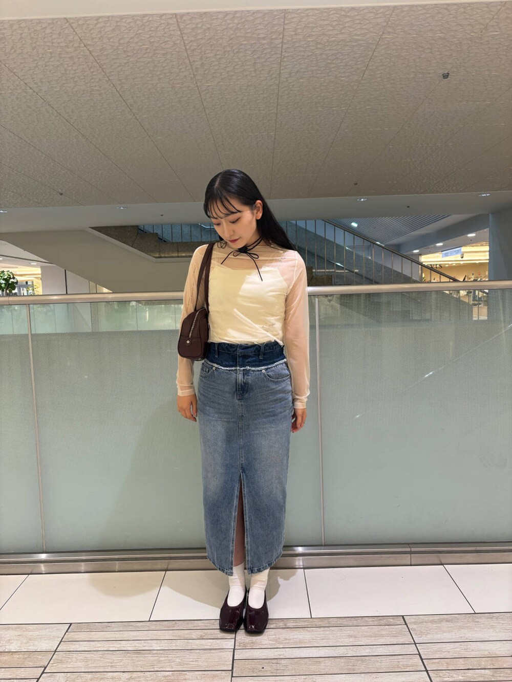 ホワイト系のキャミソール、レッド系のバレエシューズ、レッド系のボストンバッグを着用したレディースの秋コーディネートの2枚目の写真