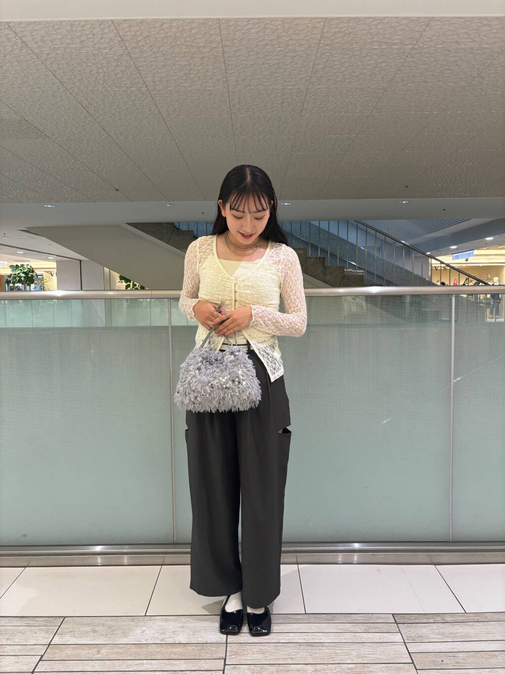 ホワイト系のキャミソール、グレー系のハンドバッグ、ブラック系のその他シューズを着用したレディースの秋コーディネートの3枚目の写真