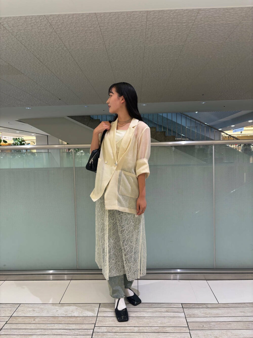 ホワイト系のキャミソール、ブラック系のその他シューズ、ブルー系のその他パンツを着用したレディースの秋コーディネートの5枚目の写真