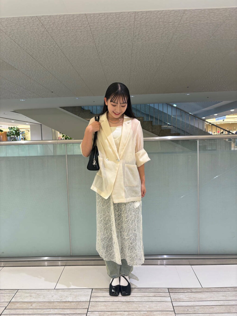 ホワイト系のキャミソール、ブラック系のその他シューズ、ブルー系のその他パンツを着用したレディースの秋コーディネートの2枚目の写真