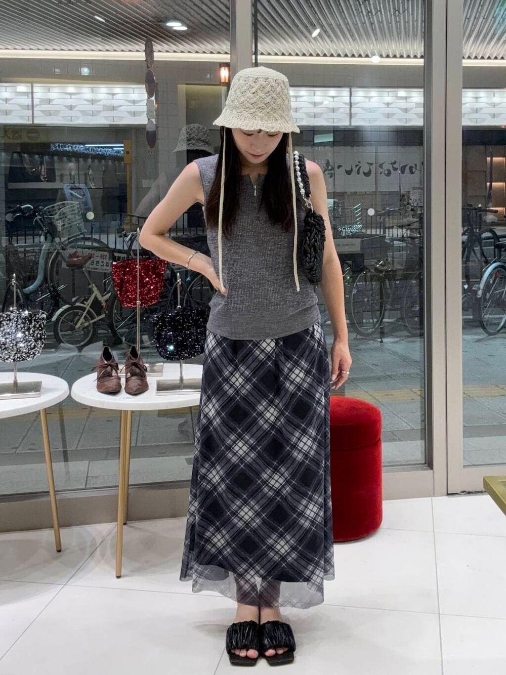 「カジュアル、ワントーン、チェックスカート、シアー、夏コーデ」|「RODE SKOのボールチェーン付き編み込みバッグ(ハンドバッグ、ブラック系)」を使った、aika0713さん(レディース・162cm)の夏コーディネートの2枚目の写真