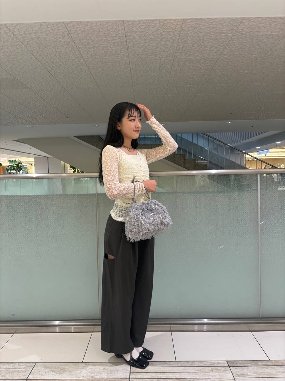 ホワイト系のキャミソール、グレー系のハンドバッグ、ブラック系のその他シューズを着用したレディースの秋コーディネートの2枚目の写真