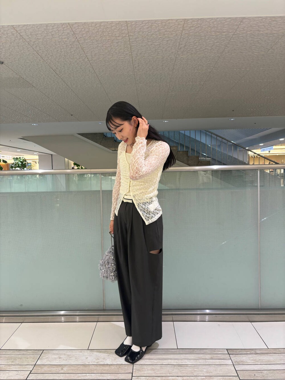 ホワイト系のキャミソール、グレー系のハンドバッグ、ブラック系のその他シューズを着用したレディースの秋コーディネートの4枚目の写真