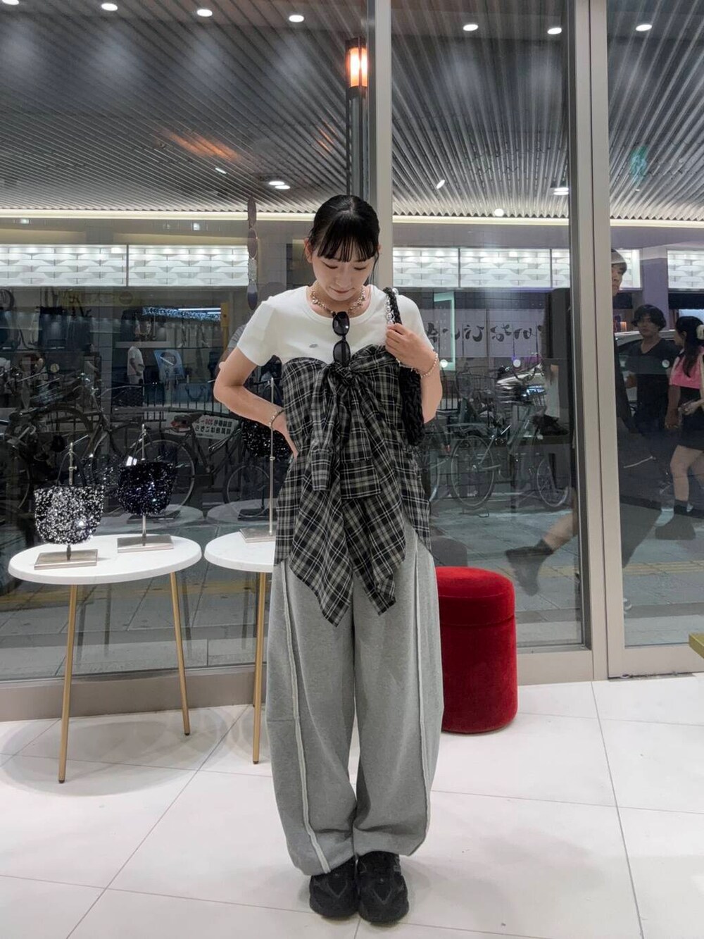 「カジュアル、ビスチェ、レイヤード、アレンジ、スウェットパンツ、スポーツカジュアル、シャツが主役の夏コーデ」|「RODE SKOのボールチェーン付き編み込みバッグ(ハンドバッグ、ブラック系)」を使った、aika0713さん(レディース・162cm)の夏コーディネートの2枚目の写真