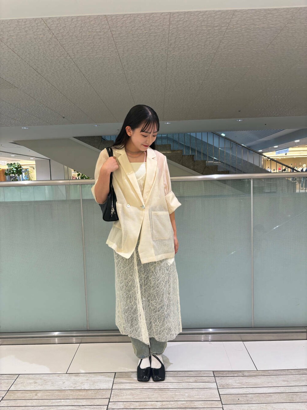 ホワイト系のキャミソール、ブラック系のその他シューズ、ブルー系のその他パンツを着用したレディースの秋コーディネートの4枚目の写真