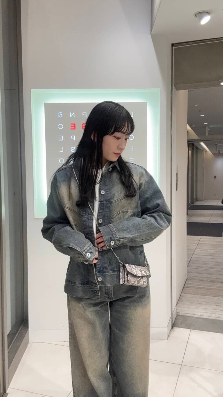 ブルー系のデニムジャケット、ブルー系のデニムパンツ、ホワイト系のTシャツ/カットソーを着用したレディースの冬コーディネートの3枚目の写真