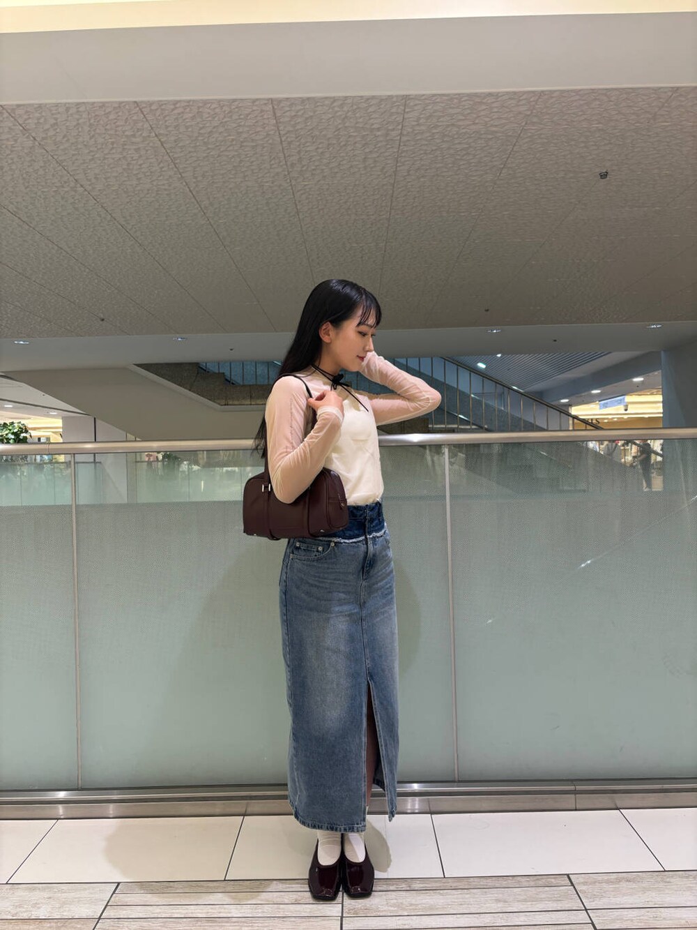 ホワイト系のキャミソール、レッド系のバレエシューズ、レッド系のボストンバッグを着用したレディースの秋コーディネートの3枚目の写真