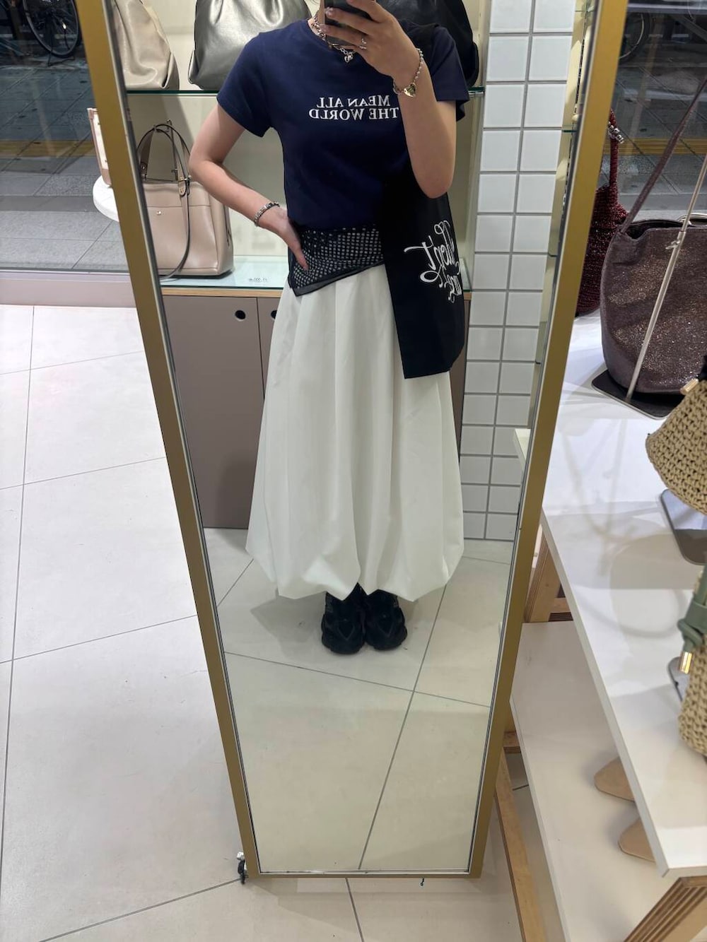 「お出かけコーデ、ガーリーコーデ、カジュアルガーリー、韓国カジュアル」｜「RODE SKOのPas De DANSE　Letter ToteBag（トートバッグ、ブラック系）」を使った、aika0713さん（レディース・162cm）の夏コーディネートの3枚目の写真