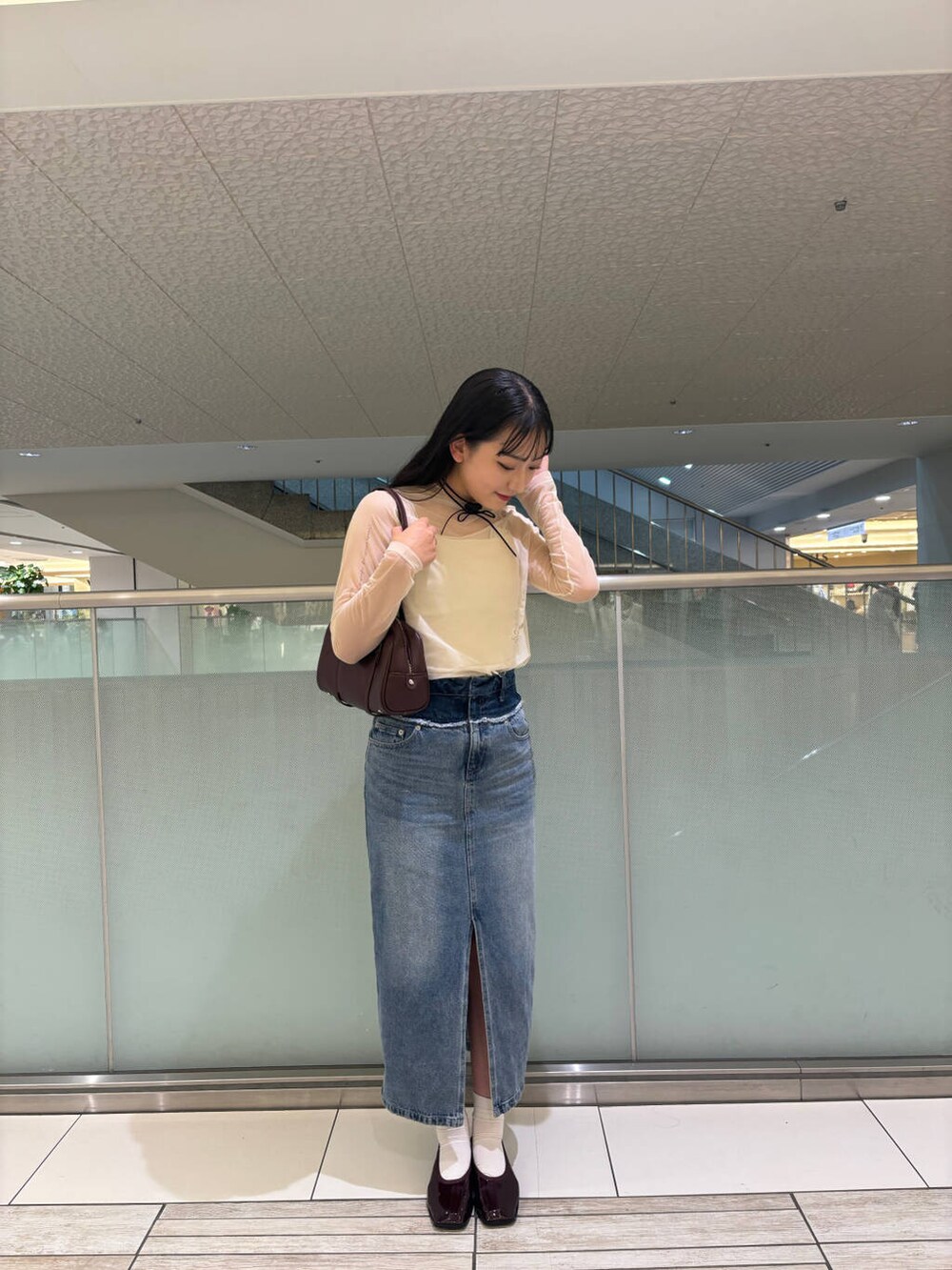 ホワイト系のキャミソール、レッド系のバレエシューズ、レッド系のボストンバッグを着用したレディースの秋コーディネートの4枚目の写真