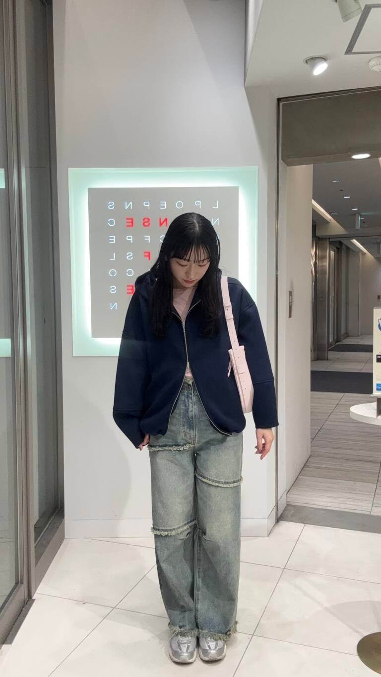 ピンク系のTシャツ/カットソー、ブルー系のデニムパンツ、ピンク系のショルダーバッグを着用したレディースの冬コーディネートの3枚目の写真